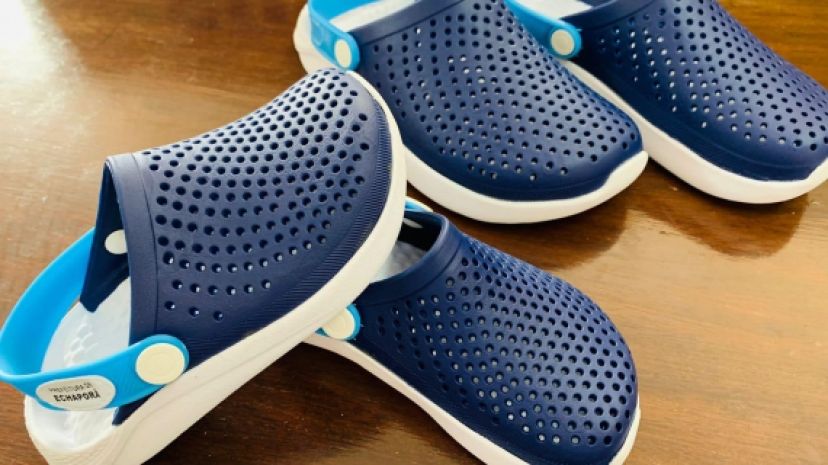 Prefeitura Municipal, distribui 800 pares de papetes (crocks), a alunos da rede municipal de ensino.