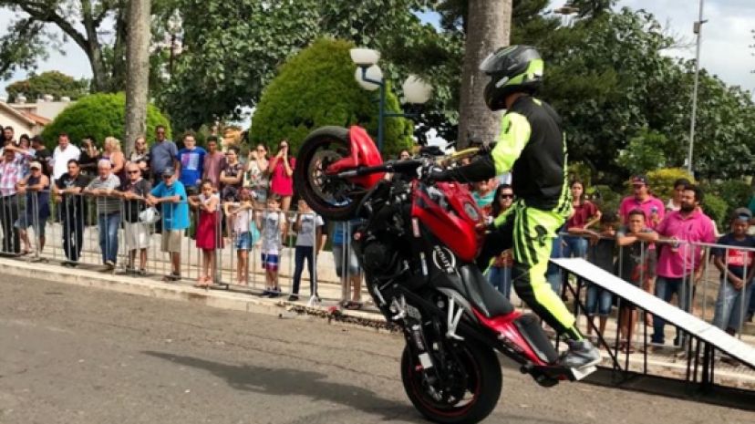 Apresentação do Radical Motoshow marca tarde de domingo
