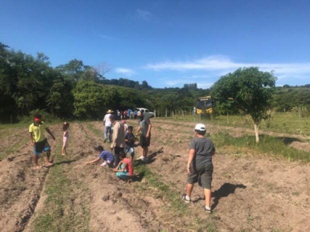 Crianças do CRAS participam do plantio de árvores nativas na mata ciliar do Rio Mandaguari