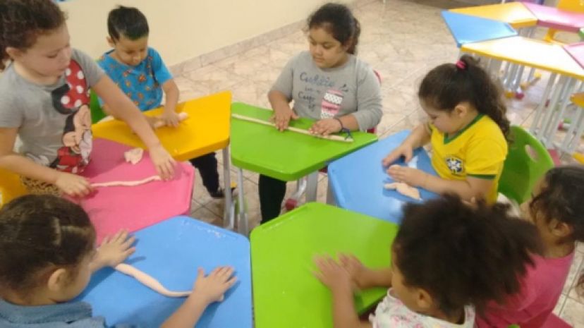 Creche municipal diverte com atividades no plantão de férias.