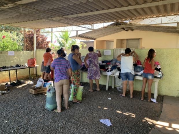 Varal solidário disponibiliza mais de 1000 peças para a população.