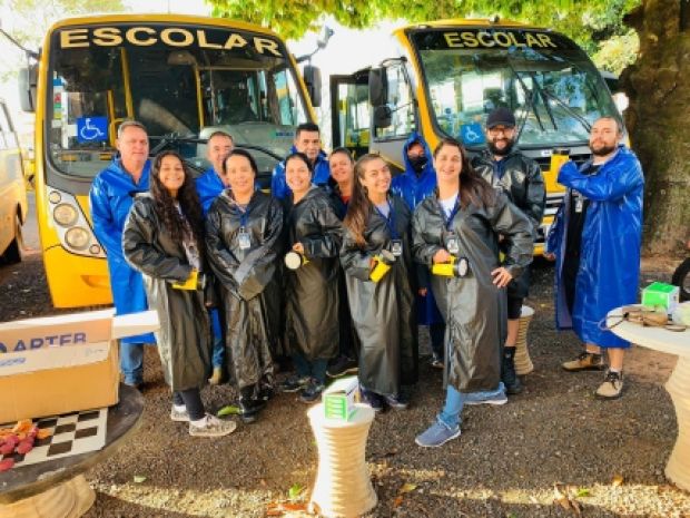 Monitores de Transporte Escolar, recebem material de trabalho.