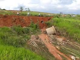 Reconstruindo estradas rurais -