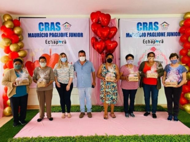CRAS entrega lembranças para mães participantes de oficinas