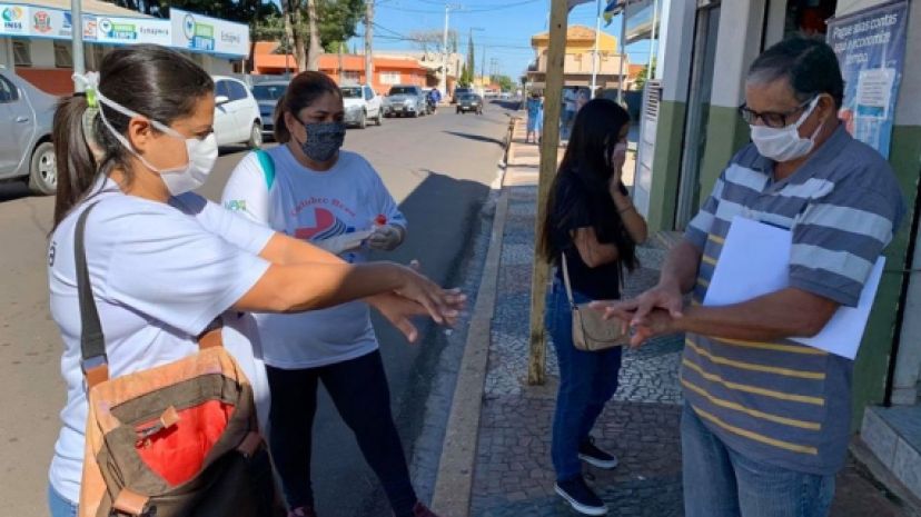 Secretaria de Saúde de Echaporã, realiza orientações sobre o uso de máscaras e álcool gel.