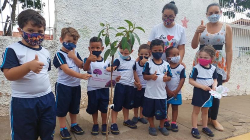 Alunos da rede municipal de ensino realizam plantio de arvores.