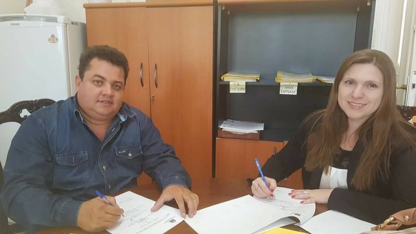 Prefeito e Primeira Dama Maisa assinam convênio com o Projeto Horta Educativa.