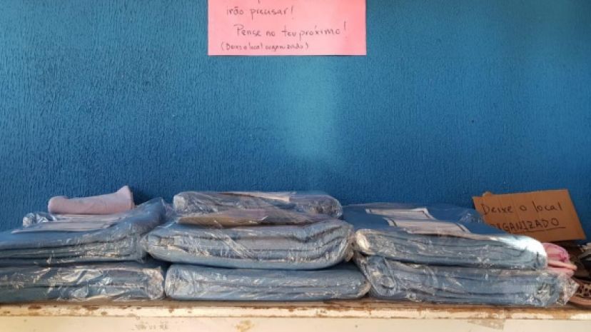 Fundo Social de Solidariedade realiza varal solidário na varanda do centro cultural.