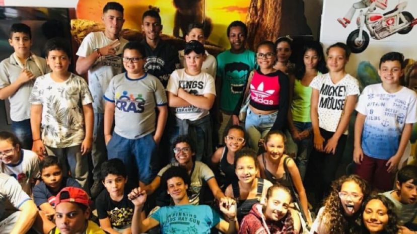 Prefeitura municipal através do CRAS “Maurício Paglione Júnior” realiza passeio no cinema com crianças que frequentam o local.