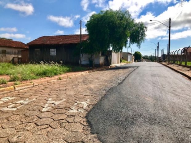 Trechos de ruas com pedras sextavadas recebem malha asfáltica
