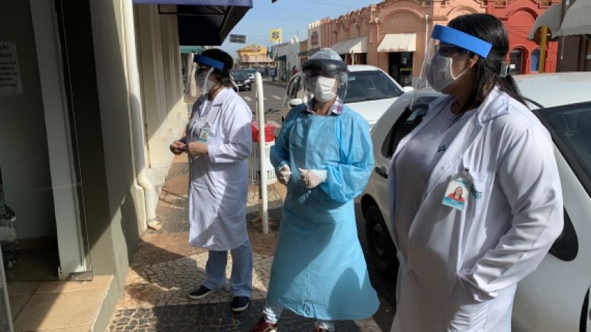 Equipe da saúde realiza ação no comércio